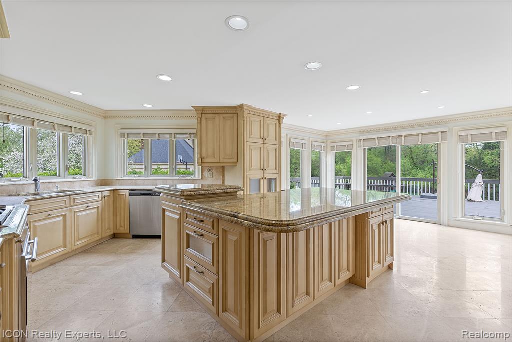 5215 DEER RUN Circle, Orchard Lake Village, MI 48323 — Photo 26