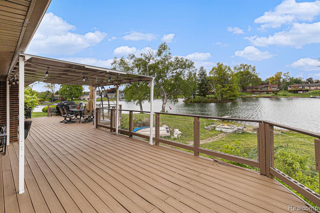 687 Sunnybeach Drive, White Lake, MI — Photo 24