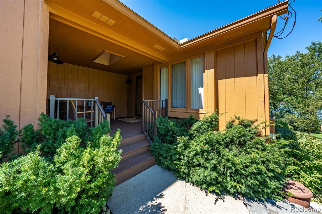 966 WOLVERINE Drive, Wolverine Lake, MI 48390 — Photo 5