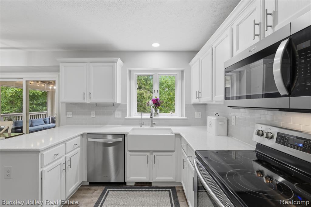 7829 Hillside Lakes Drive, Brighton, MI 48116 — Photo 12
