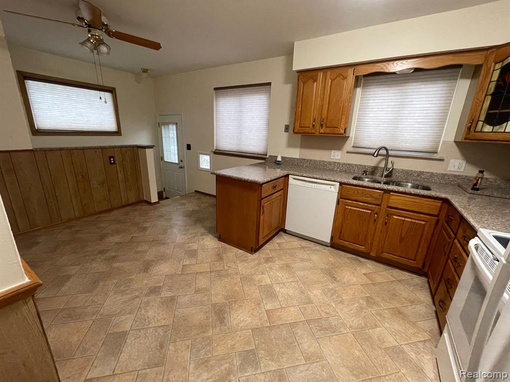 6585 FENTON Street, Dearborn Heights, MI 48127 — Photo 5