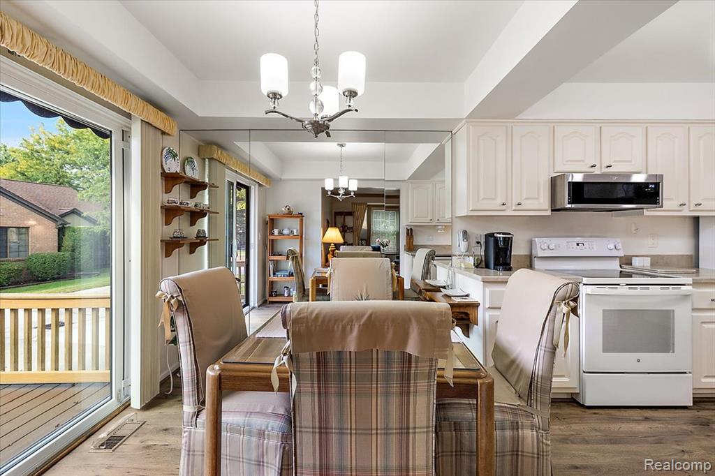 404 Meadow Bridge Drive, Rochester Hills, MI 48307 — Photo 10