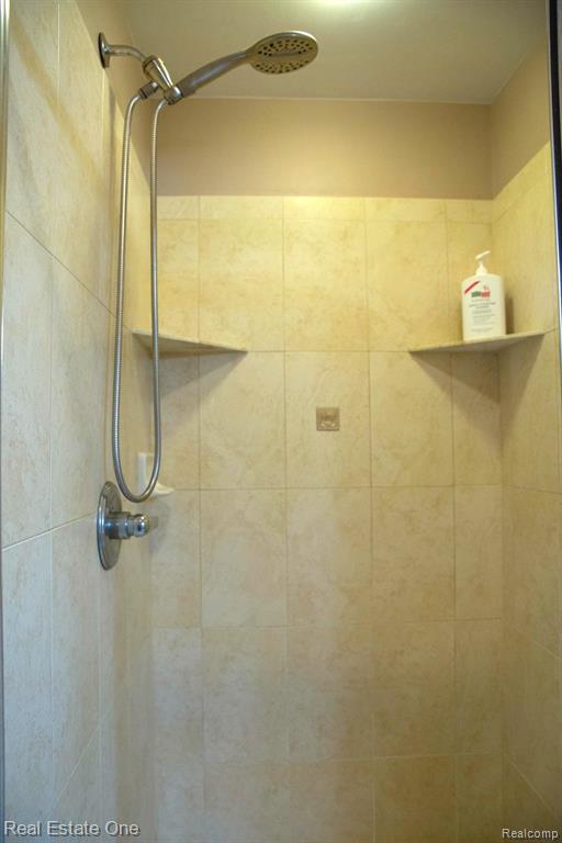 906 W PENINSULA, Oxford, MI 48371 — Photo 21