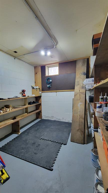 581 ANTOINE Street, Wyandotte, MI 48192 — Photo 34