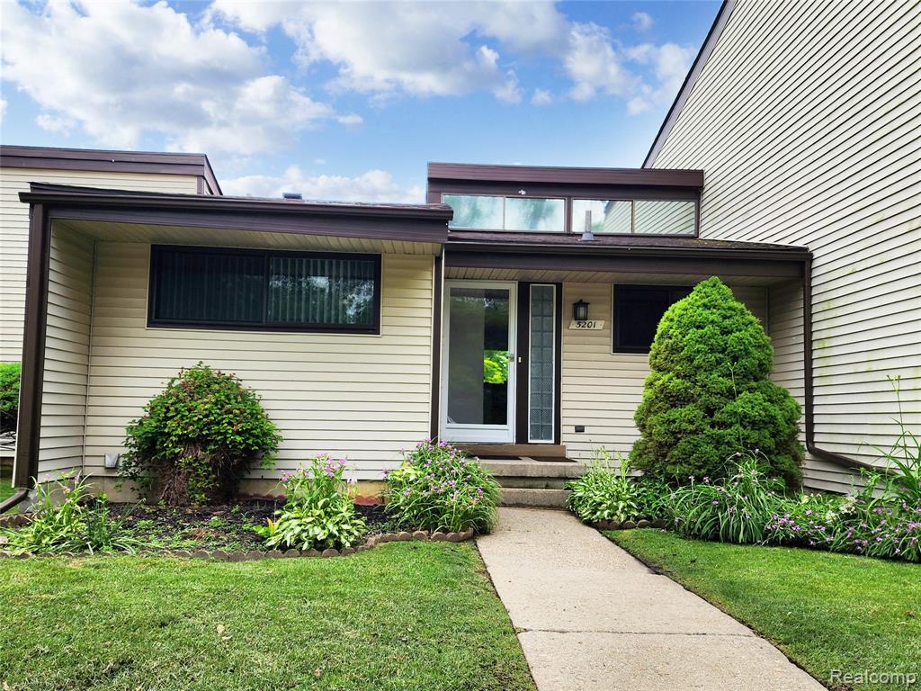 5201 Orchard Grove Dr., 7, Flint, MI 48507 — front exterior