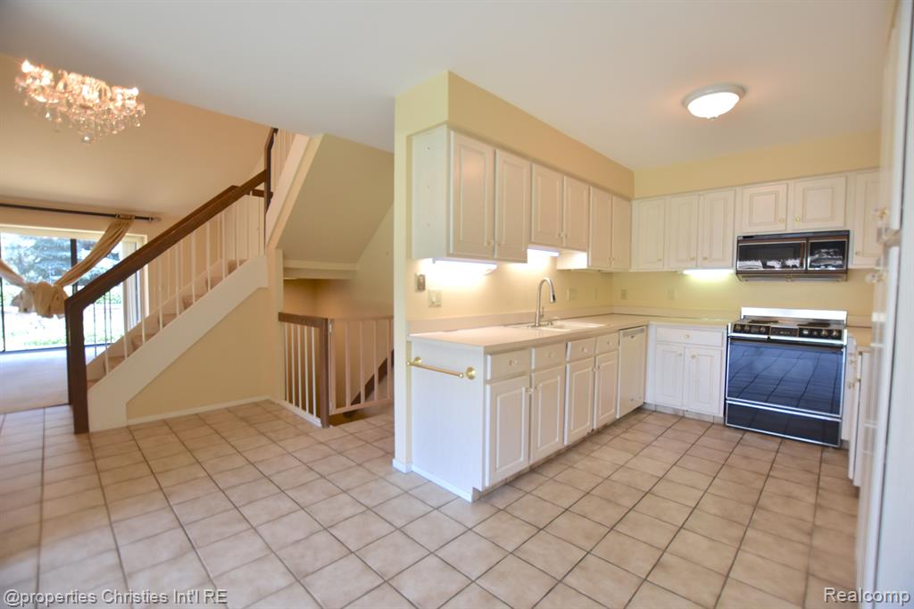 1752 S HILL Boulevard, Bloomfield Hills, MI 48304 — Photo 9
