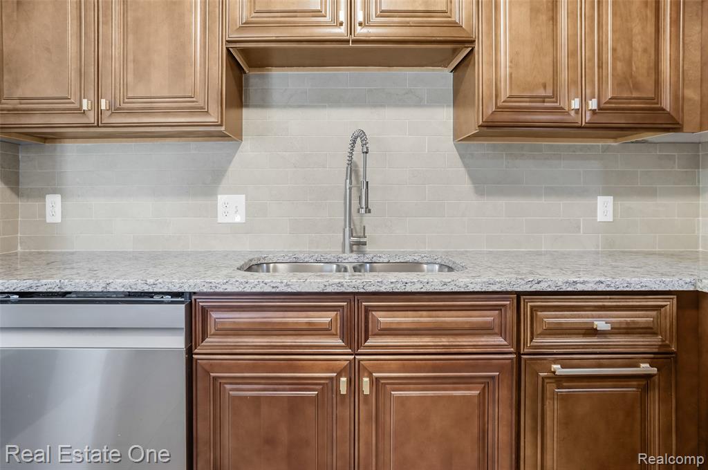 464 Old Pine Way, Walled Lake, MI 48390 — Photo 10