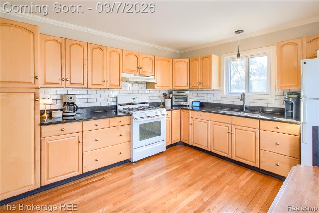 4405 Green Lake Road, West Bloomfield, MI 48323 — Photo 19