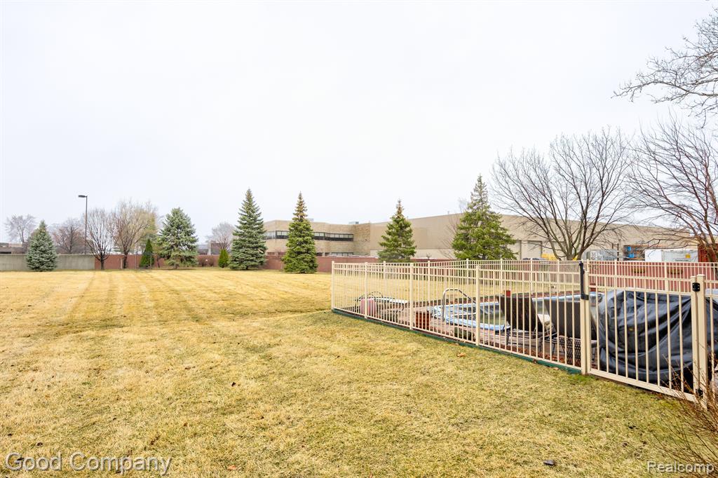 755 OAK POINT Lane, Madison Heights, MI 48071 — Photo 61