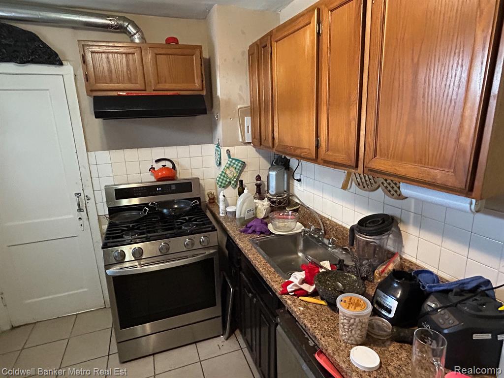 669 N PERRY Street, Pontiac, MI 48342 — Photo 6