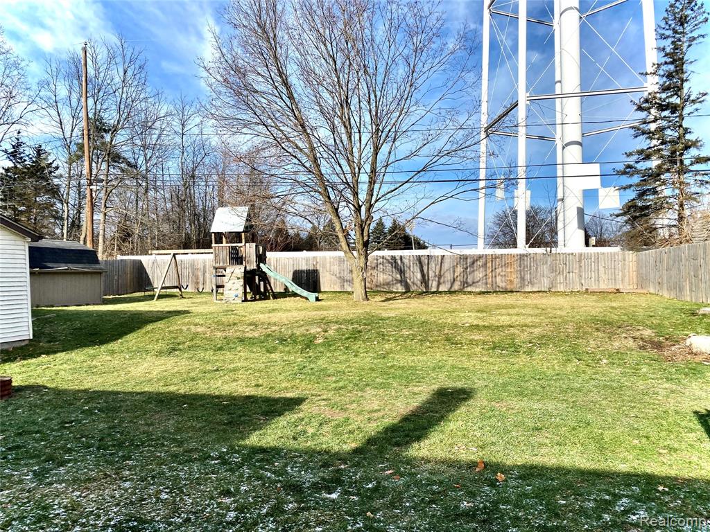 8474 Chesterfield Drive, Swartz Creek, MI 48473 — Photo 4