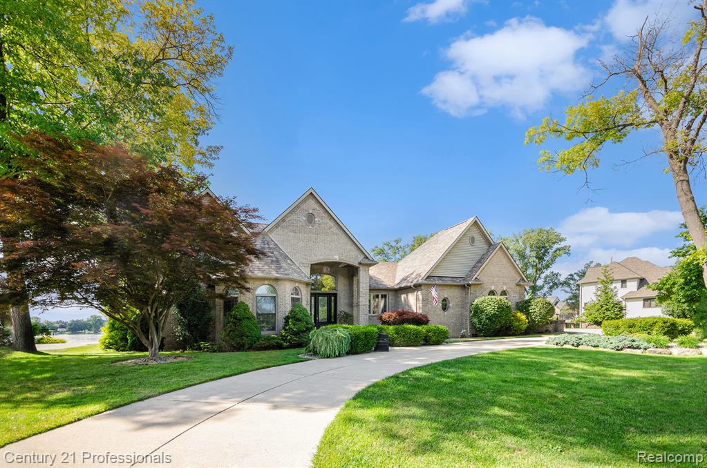 9020 Huron Bluffs Drive, White Lake, MI — Photo 2