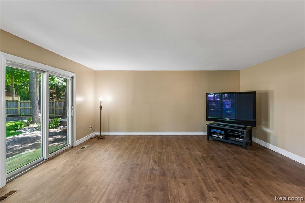 5327 Olde Saybrooke Road, Grand Blanc, MI 48439 — Photo 8