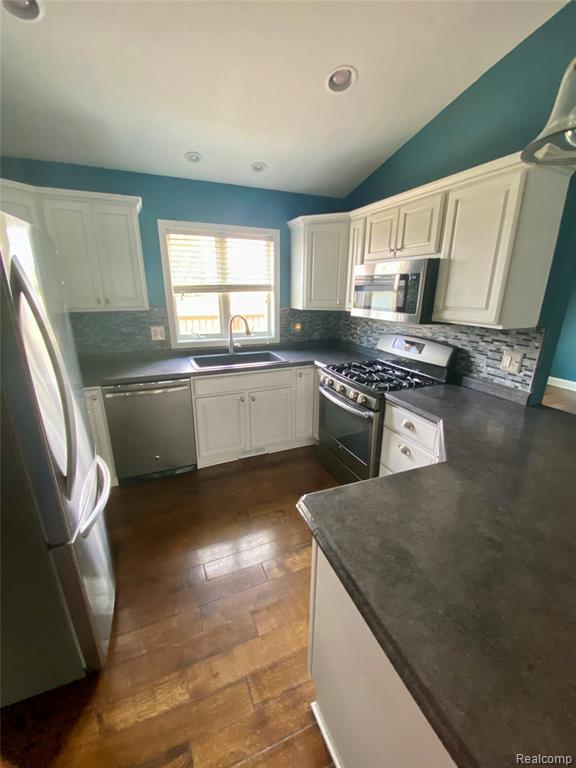 7758 DRAKESHIRE BLVD, Almont, MI 48003 — Photo 2