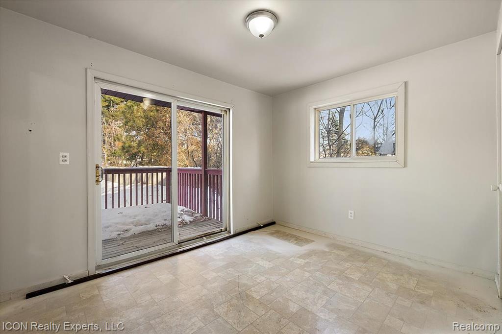 8226 Dickert street, Commerce Twp, MI 48382 — Photo 12