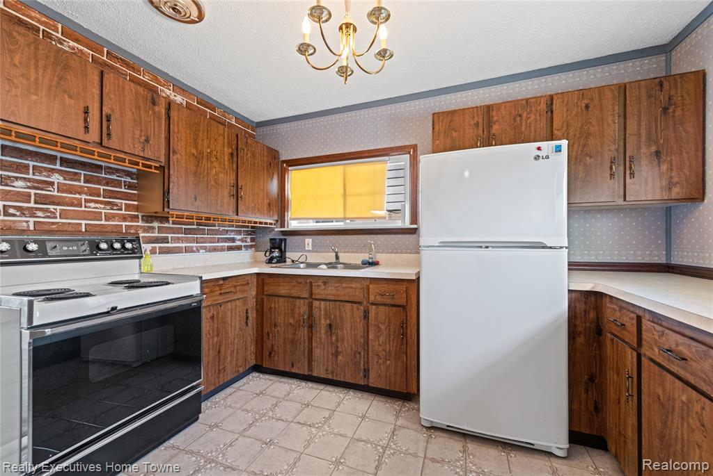 25520 Miracle Drive, Madison Heights, MI 48071 — Photo 14