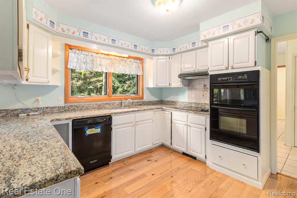 4255 Petrel Court, Highland, MI — Photo 12