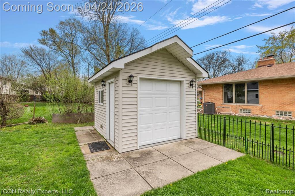 32347 Farmersville Road, Farmington, MI 48334 — Photo 13