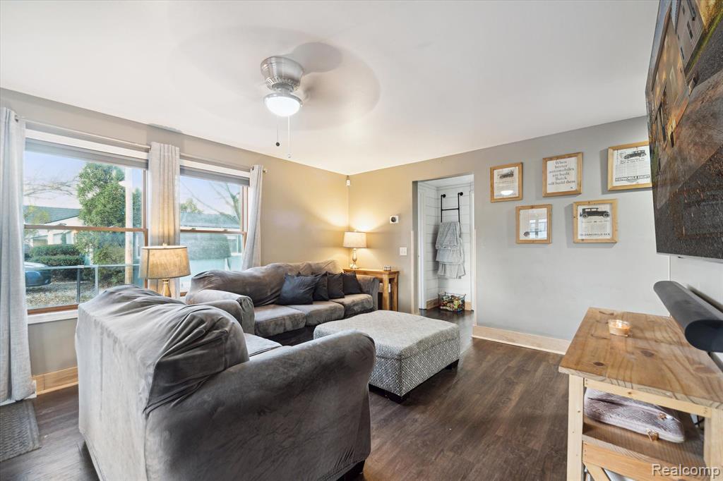 10524 N ANTCLIFF Road, Fowlerville, MI 48836 — Photo 9