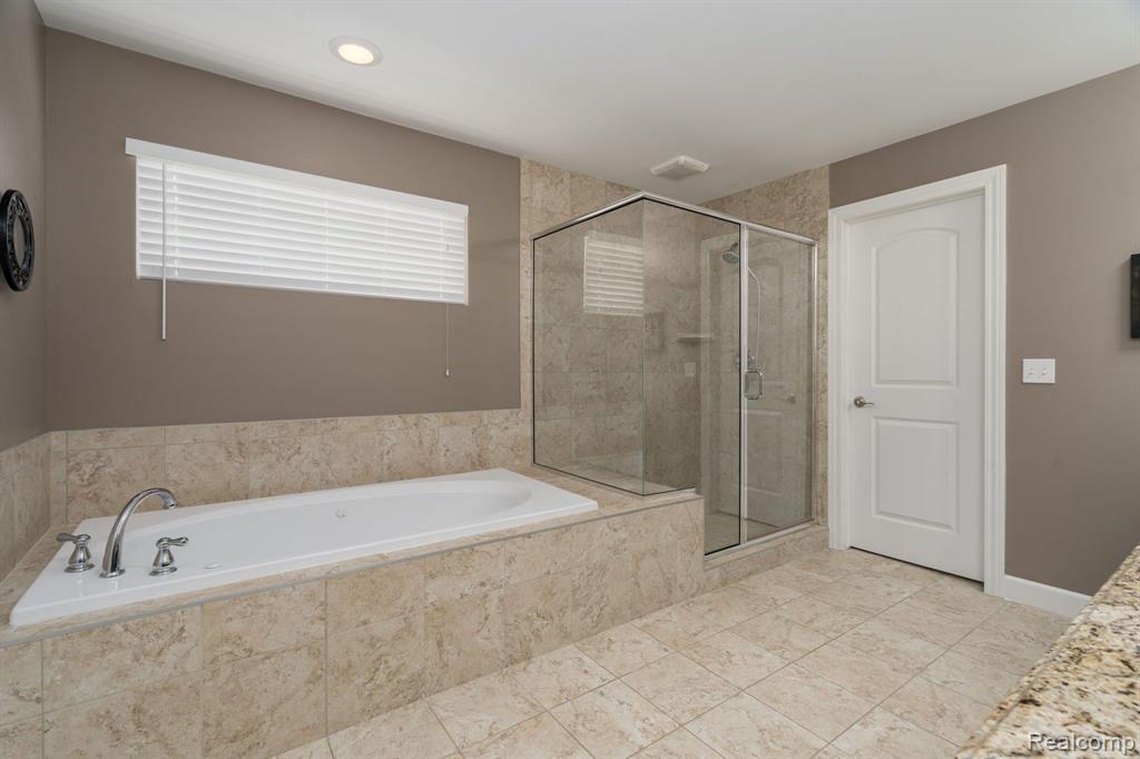 5657 GOLF POINTE Drive, Clarkston, MI 48348 — Photo 24