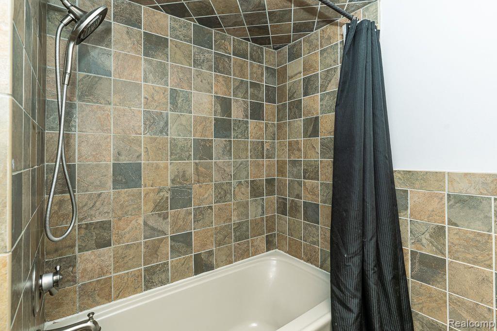 8871 SUNCREST Drive, Sterling Heights, MI 48314 — Photo 12
