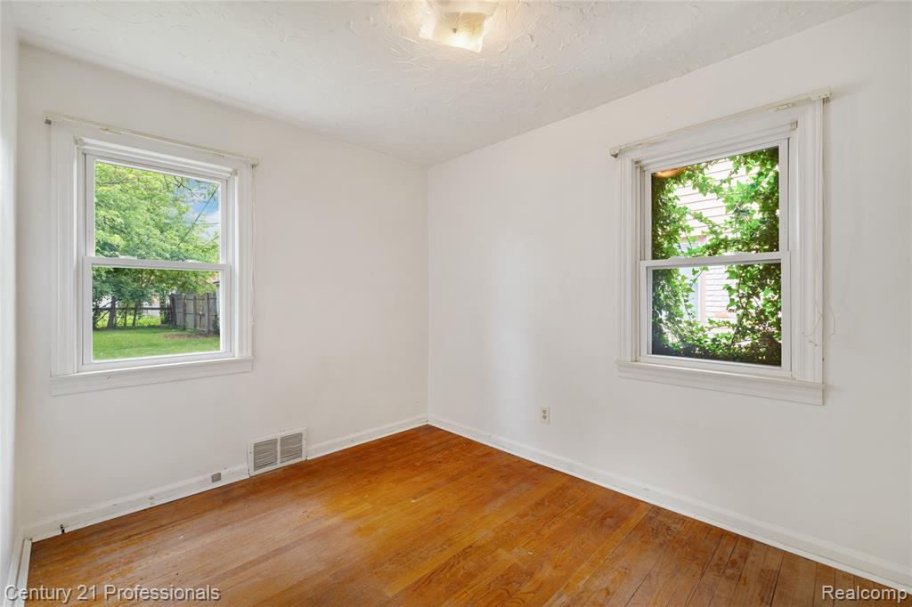 6953 N Vernon Street, Dearborn Heights, MI 48127 — Photo 11