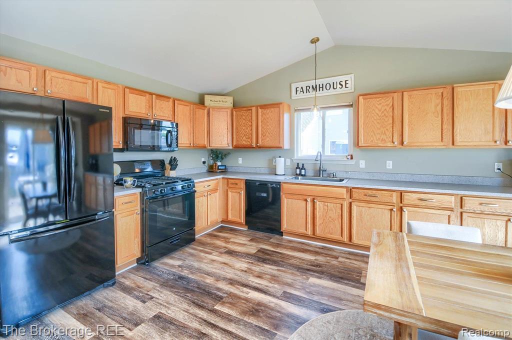 8089 PENINSULA Circle, Grand Blanc, MI 48439 — Photo 15