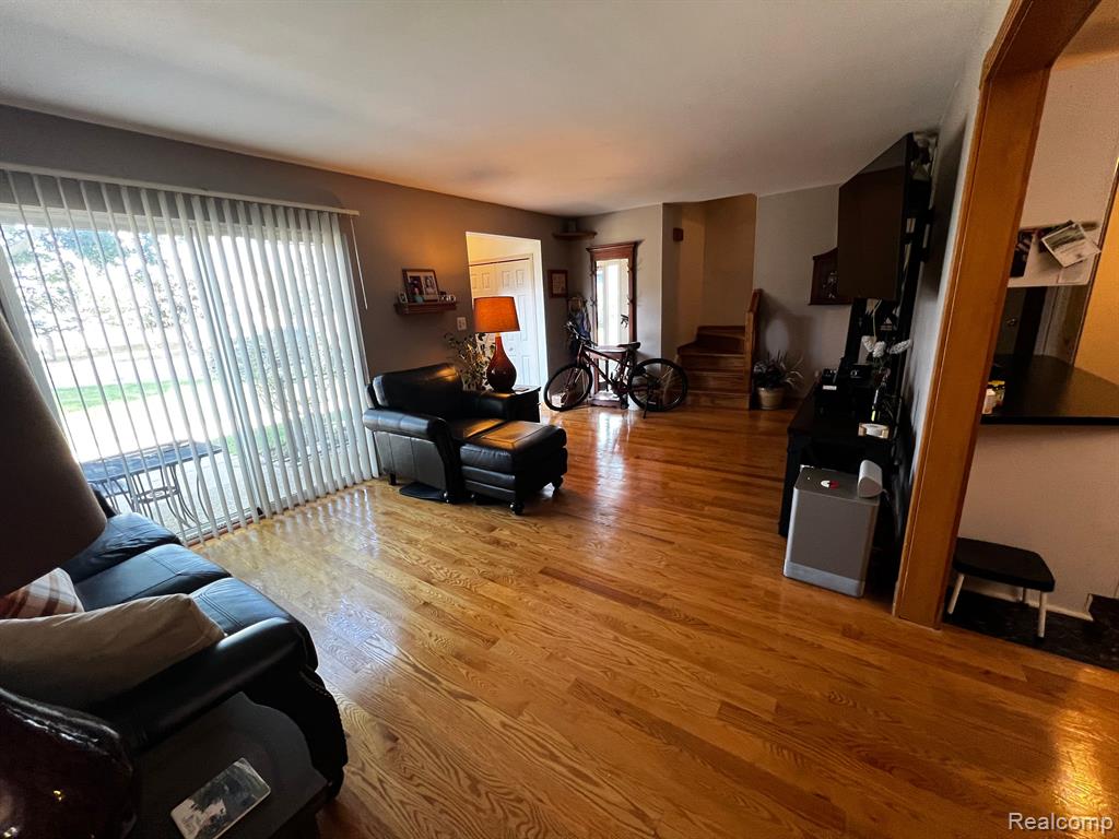 8514 HAMPSHIRE Drive, Sterling Heights, MI 48313 — Photo 9