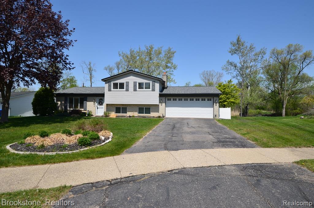 4856 CLINTON WAY Drive, Waterford, MI 48328 — front exterior