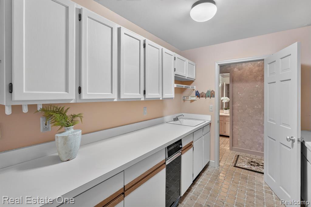 5161 Ledgewood Drive, Commerce Twp, MI 48382 — Photo 34