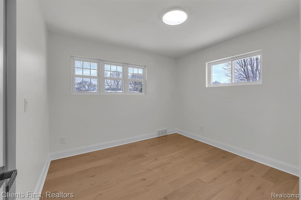 8680 Mercedes Street, Dearborn Heights, MI 48127 — Photo 17