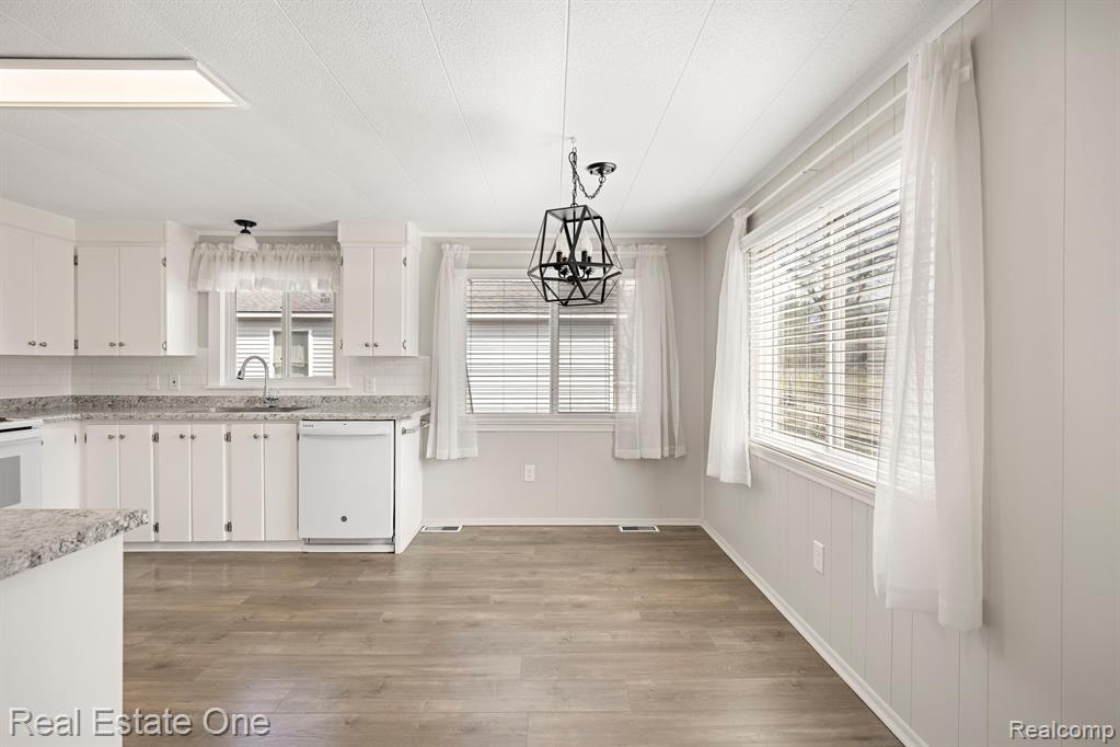 542 SNYDER Road, Highland, MI — Photo 6