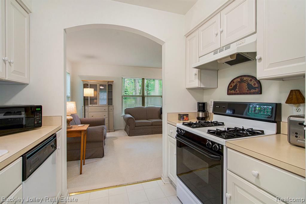 5802 Fernlands Avenue, Hamburg, MI — Photo 4
