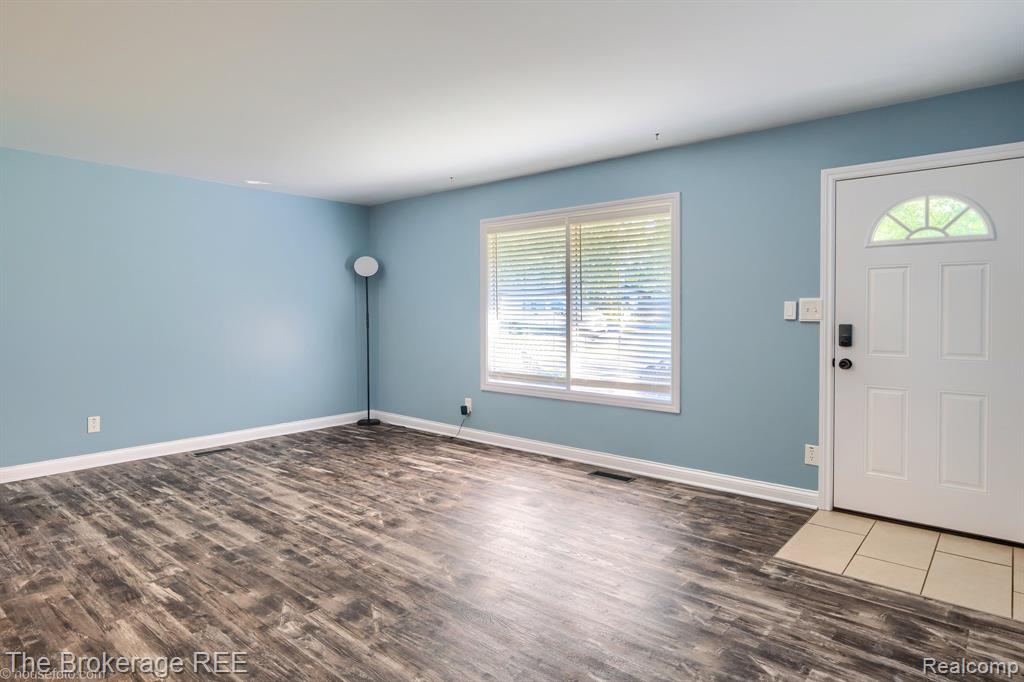 6230 Woodsdale Drive, Grand Blanc, MI 48439 — Photo 11