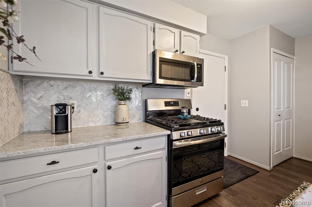 375 Neptune Drive, Walled Lake, MI 48390 — Photo 13