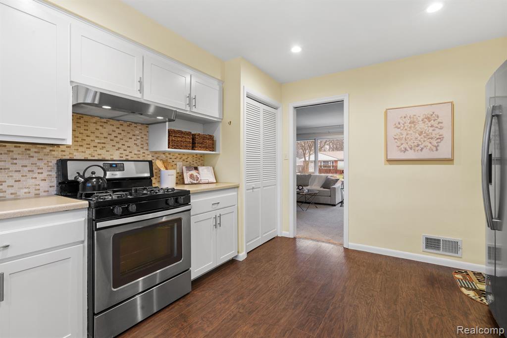 9369 CALIFORNIA Street, Livonia, MI 48150 — Photo 19