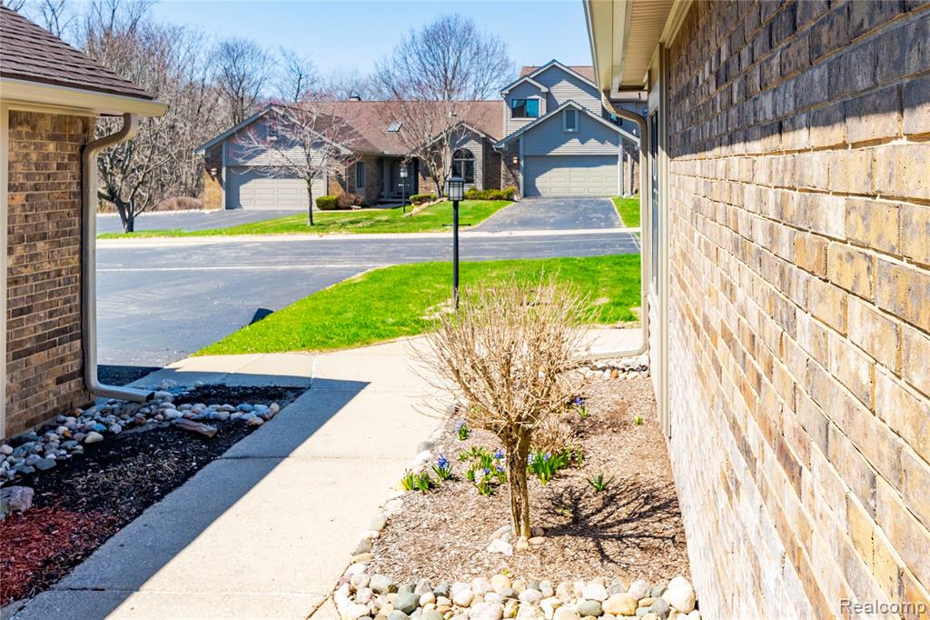 5736 Leeward Court, Clarkston, MI — Photo 2