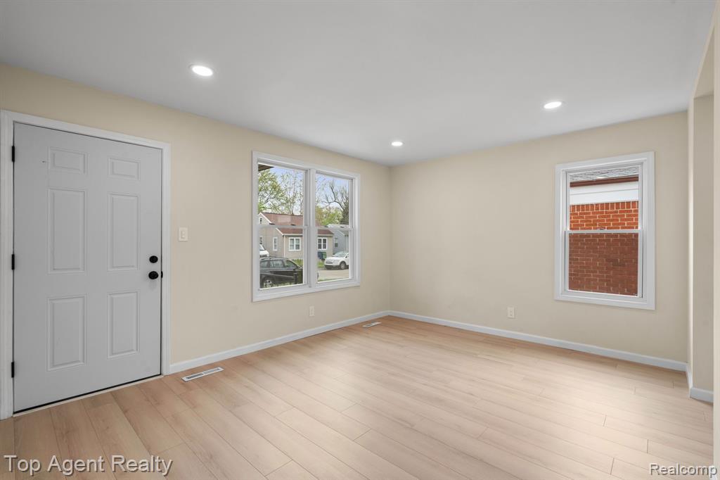 8672 HUDSON Avenue, Warren, MI 48089 — Photo 12