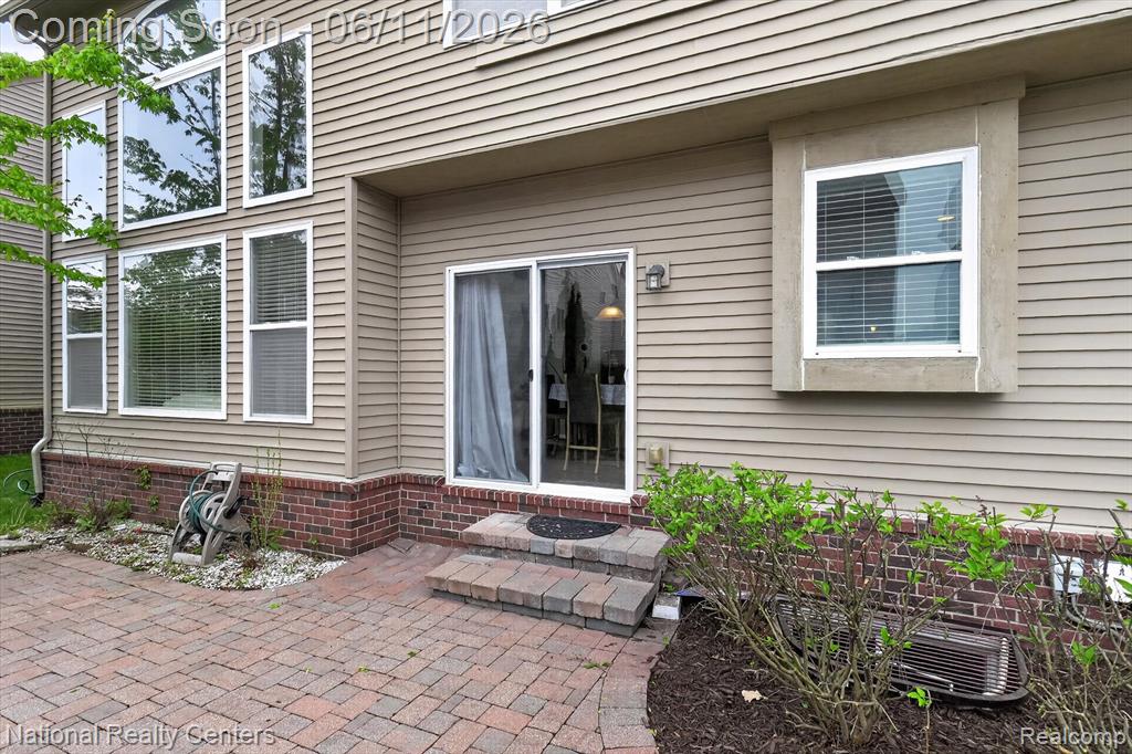 27412 Victoria Road, Novi, MI — Photo 43
