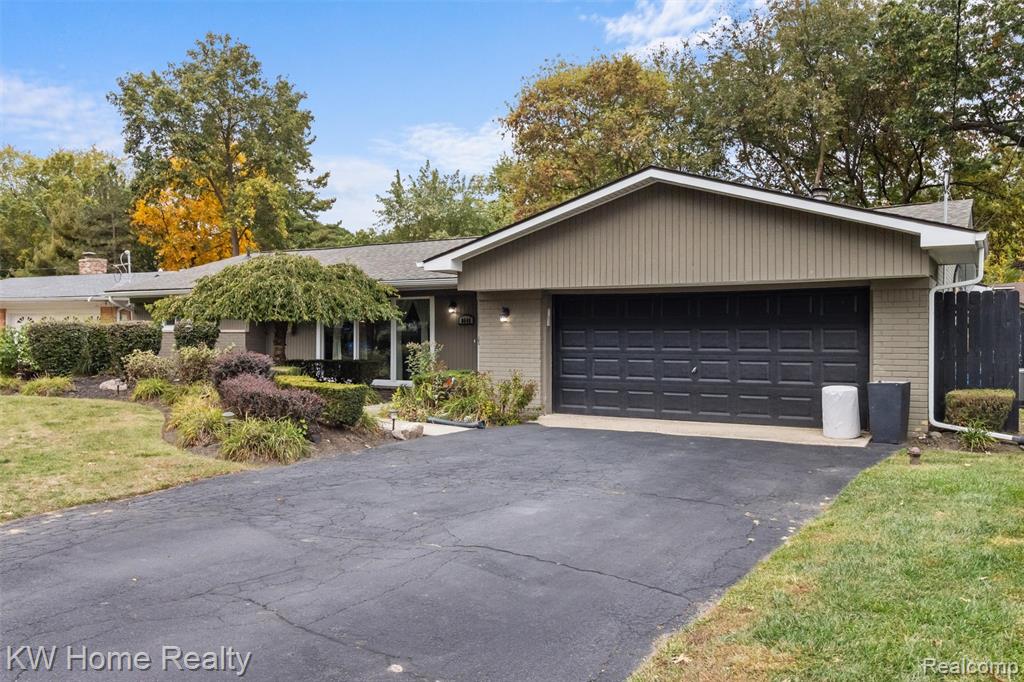 8648 Golfside Drive, Commerce Twp, MI 48382 — Photo 37