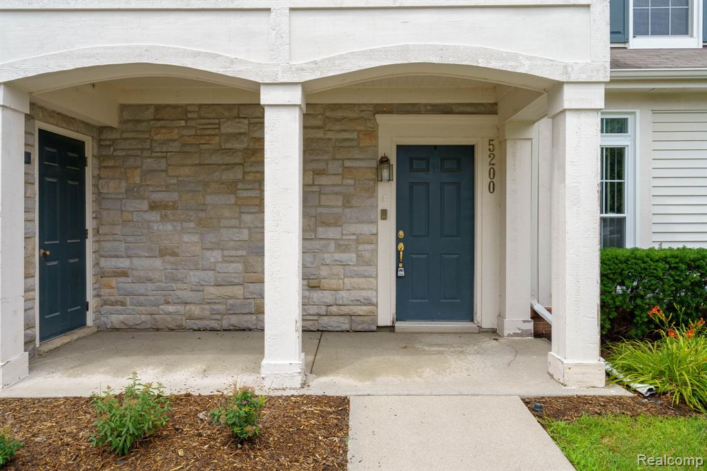 5200 ADDINGTON Drive, 49, Commerce Twp, MI 48390 — Photo 2
