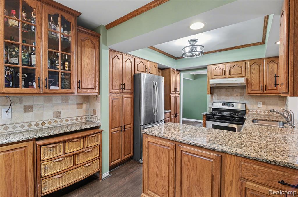 5597 Leafwood Drive, Commerce Twp, MI 48382 — Photo 9