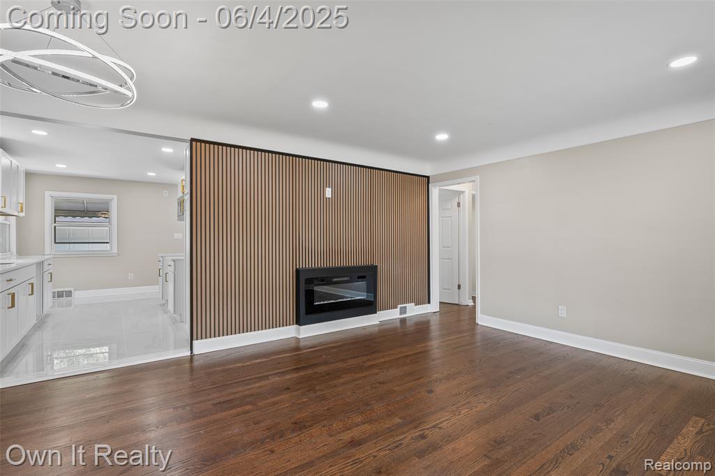 8415 N Evangeline Street, Dearborn Heights, MI 48127 — Photo 8