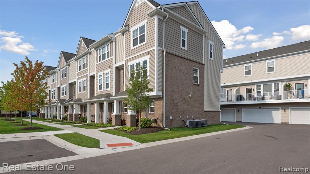 131 MONUMENT Lane, Wixom, MI 48393 — Photo 7