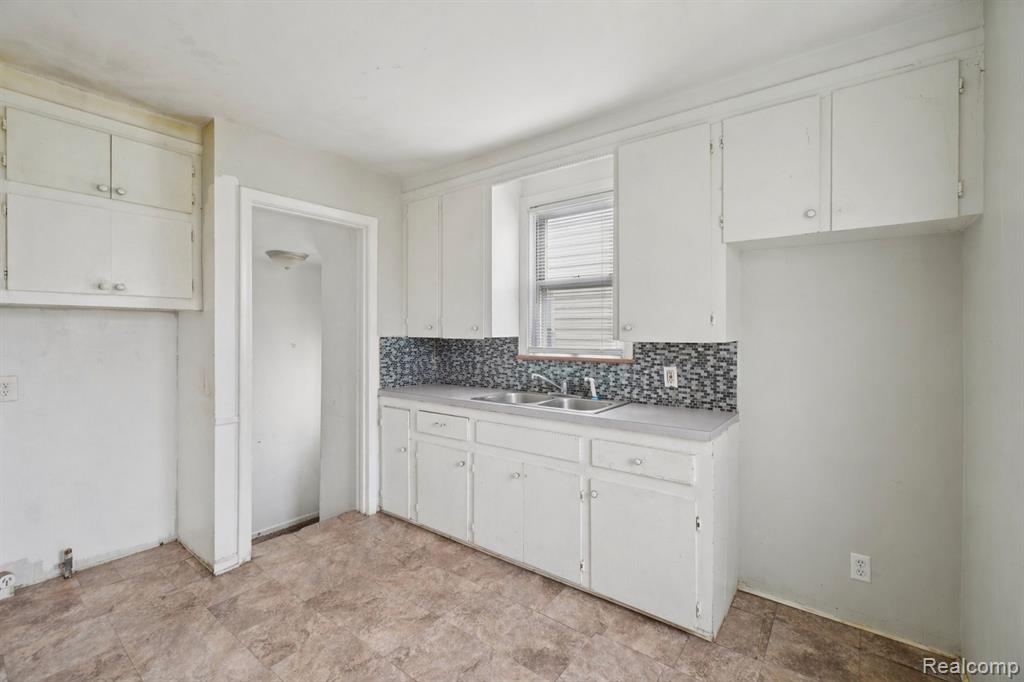 19717 Kenosha Street, Harper Woods, MI 48225 — Photo 13