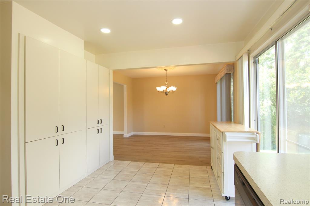 5590 GREENBRIAR Drive, West Bloomfield, MI — Photo 15