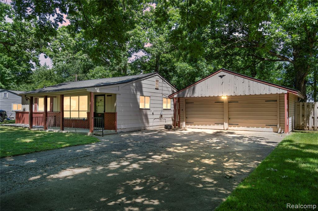 4030 Letart Avenue, Waterford, MI 48329 — front exterior