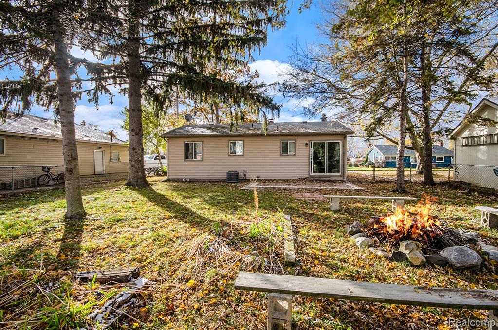 35381 Dern Drive, Brownstown, MI — Photo 14