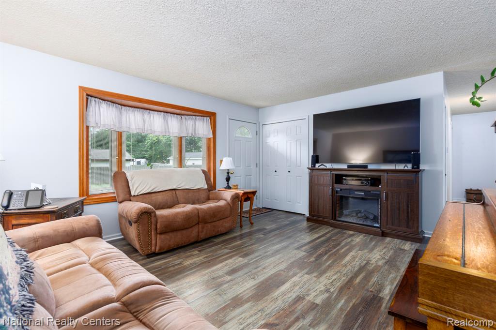 9150 Maplewood Drive, White Lake, MI — Photo 3