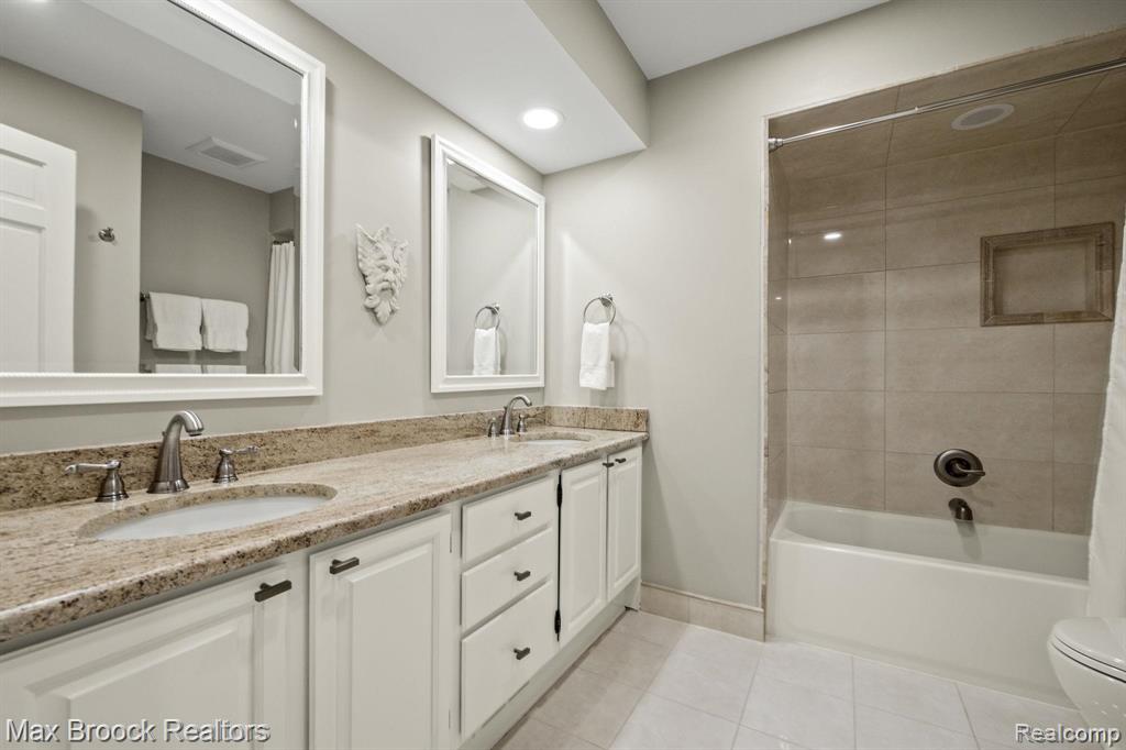 6082 N Shore Drive, West Bloomfield, MI 48324 — Photo 22